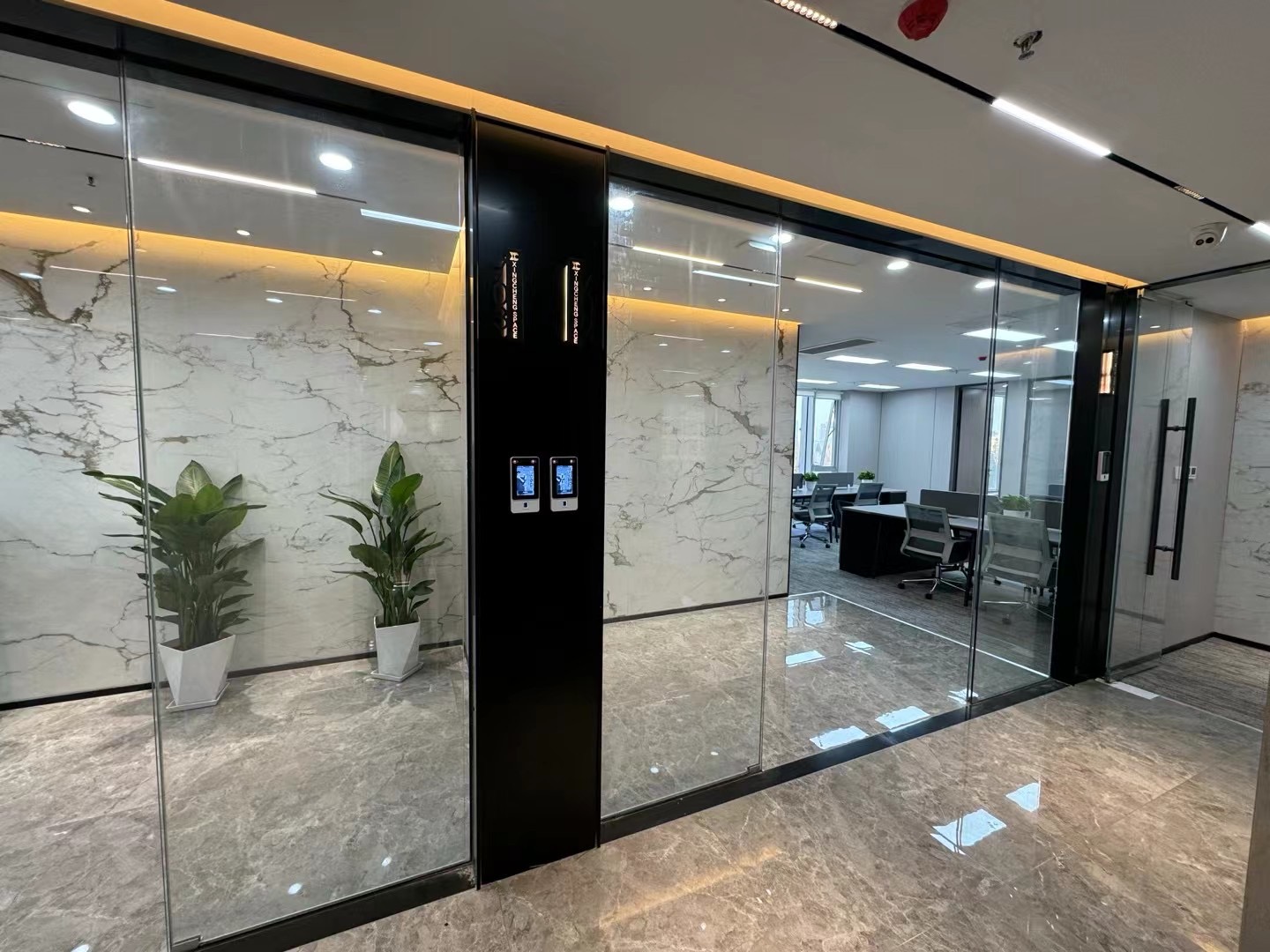 静安寺商圈的静安中华大厦出租100平精装修办公室